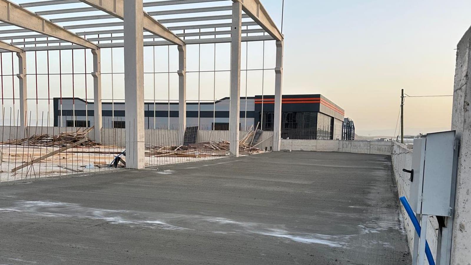 Kendi uygulamamız — endüstriyel tesis önünde dökülmüş saha betonu alanı