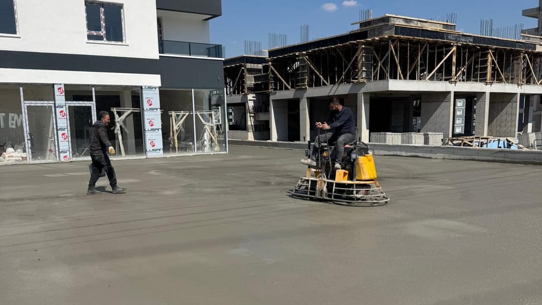 Kendi uygulamamız — taze beton yüzeyde çalışan binicili helikopter perdah makinesi