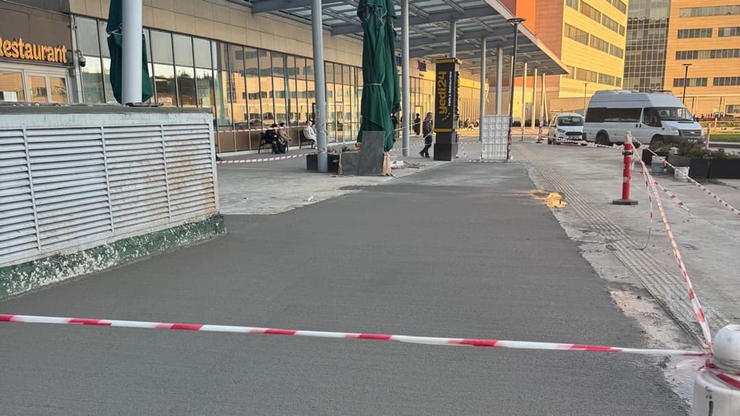 Kendi uygulamamız — ticari alan önünde yeni dökülmüş otopark zemin betonu