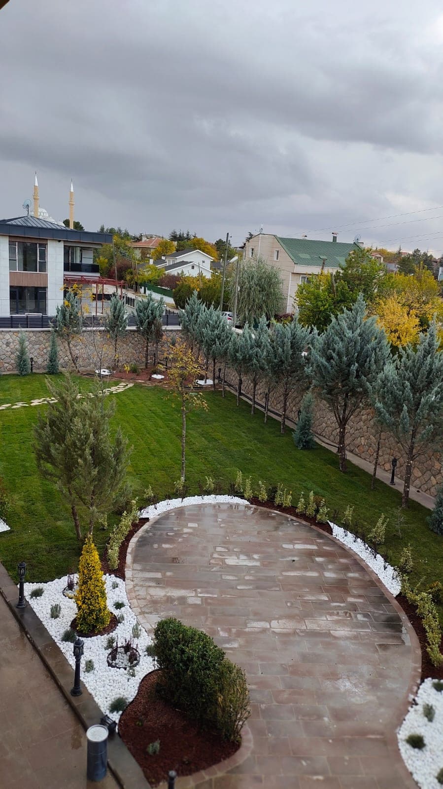 Kendi uygulamamız — Ankara'da tamamlanmış villa bahçesi peyzaj uygulaması: zeytin ağacı, malç kuşağı ve yürüyüş yolu