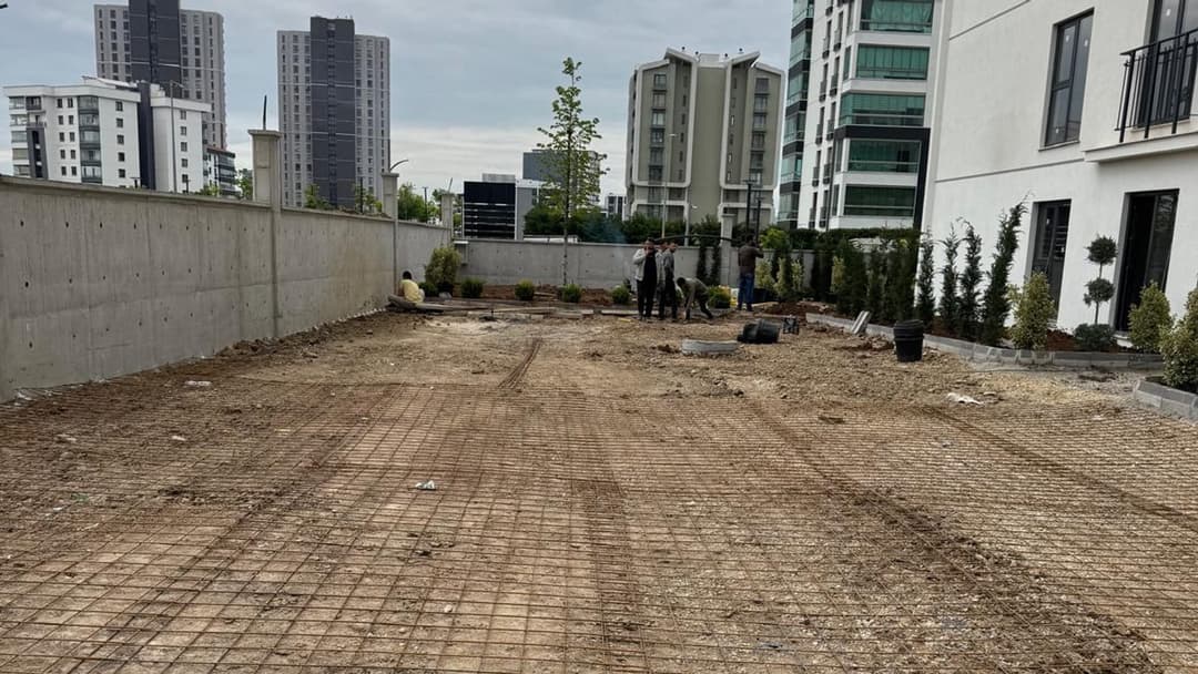 Kendi uygulamamız — zemin betonu dökümü öncesi serilmiş hasır çelik donatı