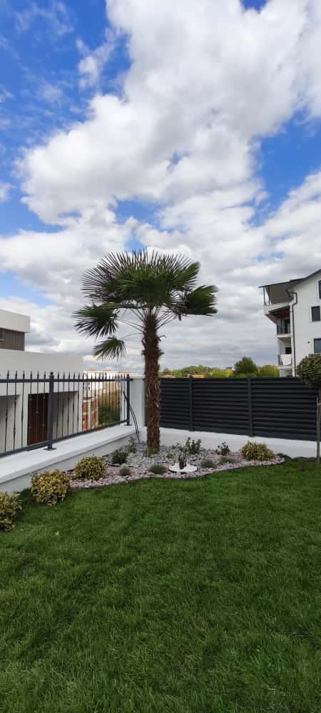 Kendi uygulamamız — Panel çit ve bitki perdesi ile mahremiyet sağlanmış villa bahçesi