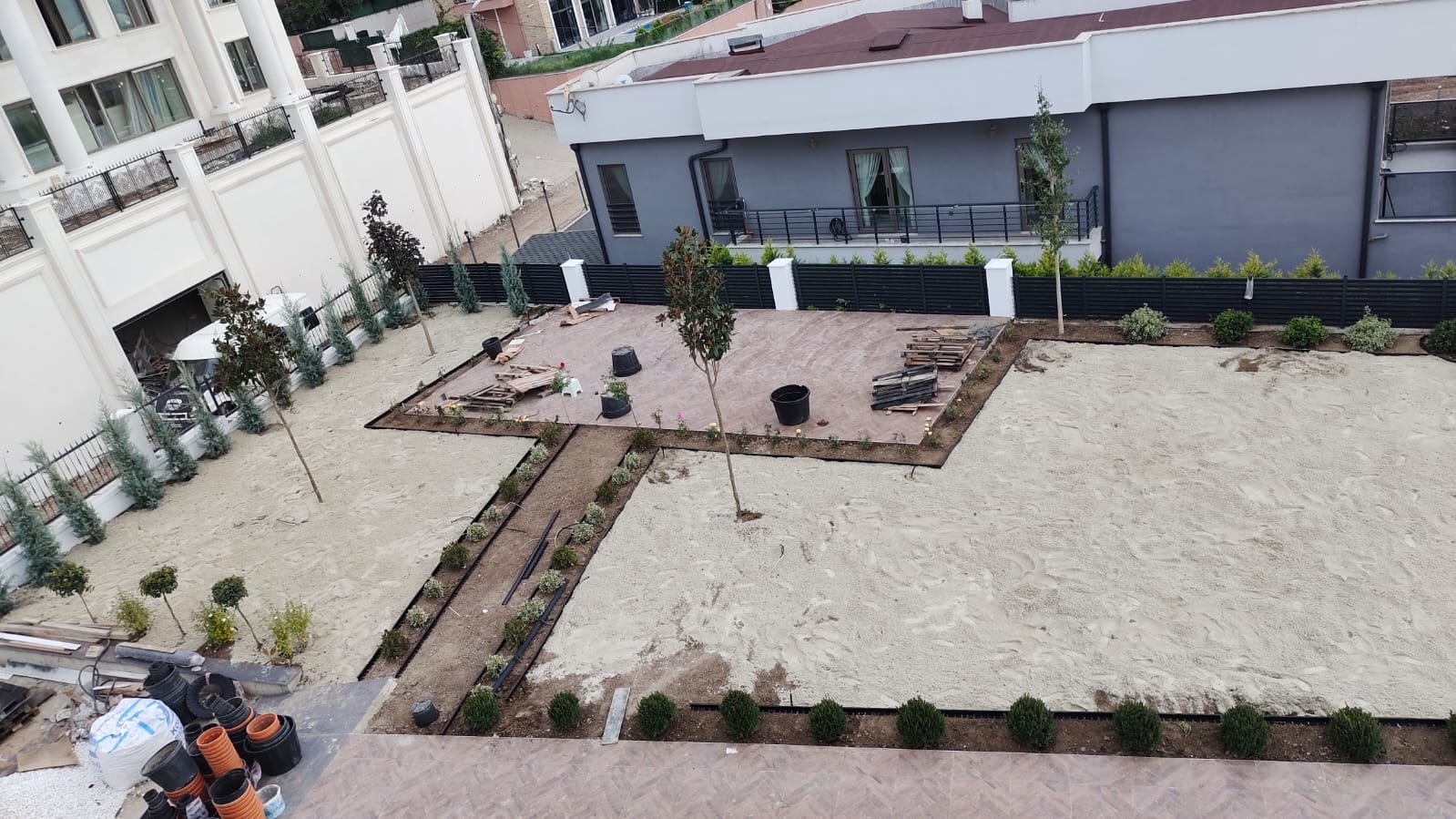 Peyzaj uygulamasının kazı ve altyapı aşaması: yüzey kapanmadan önce yapılan işler