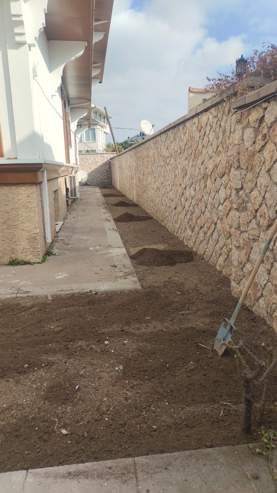 Düzenleme öncesi dar yan bahçe: planlanmadan bırakılmış alanın tipik hali