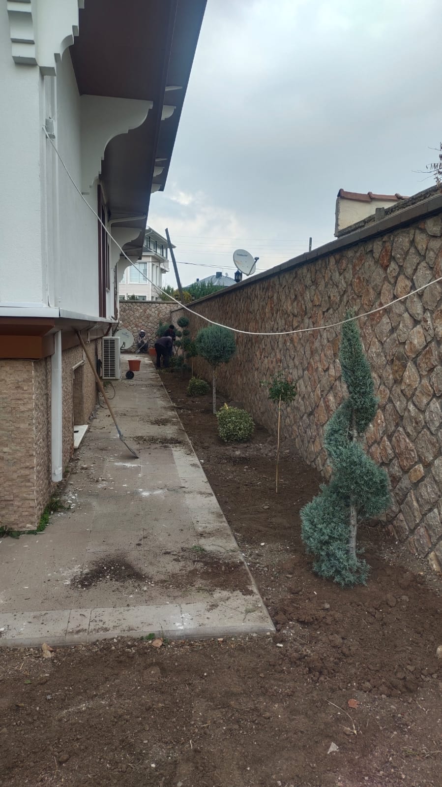 Dar yan bahçede yapım aşaması: erişim kısıtının işçilik maliyetine etkisi