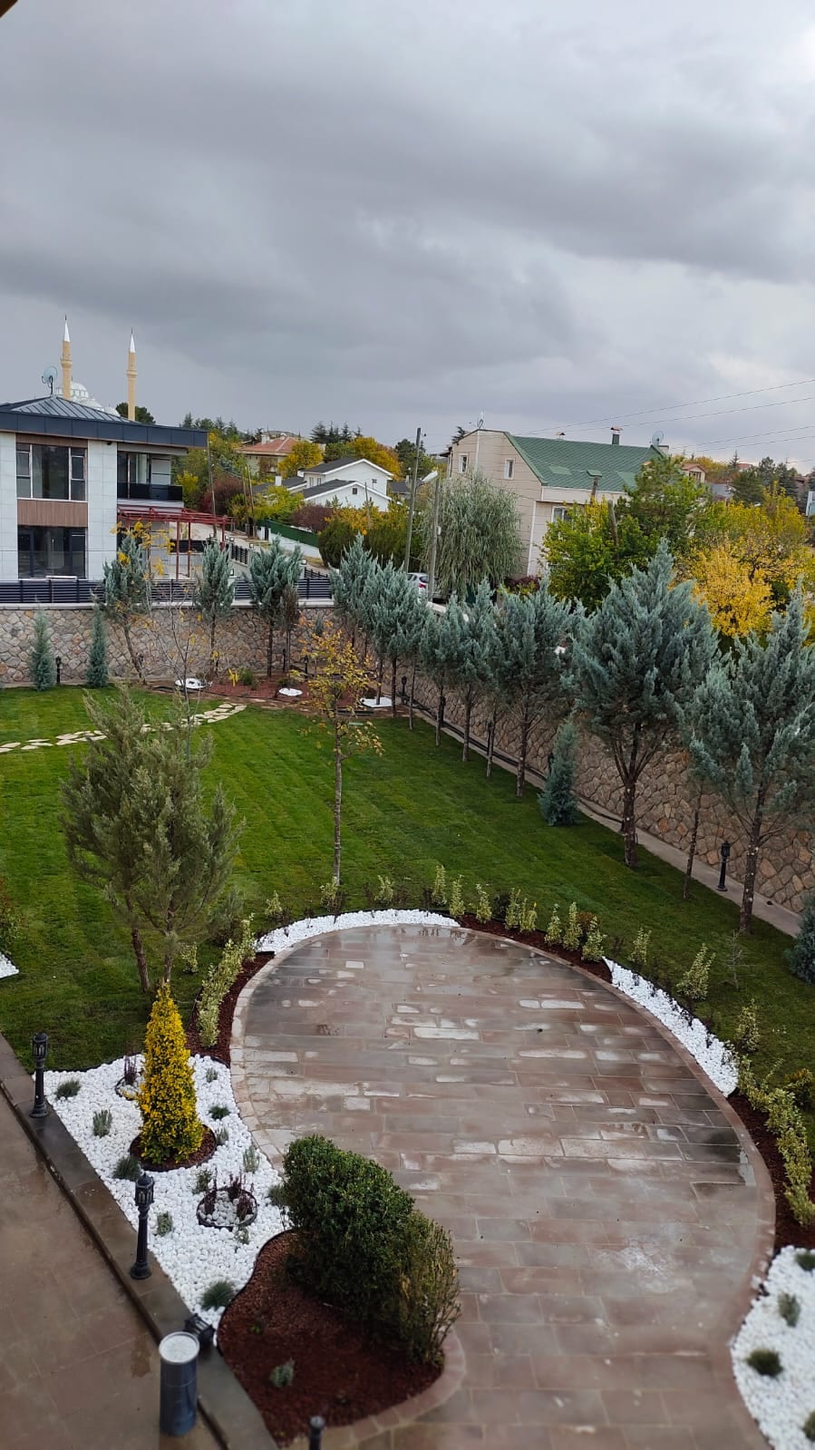 Kendi uygulamamız — Villa bahçesinde dört katmanlı peyzaj uygulaması